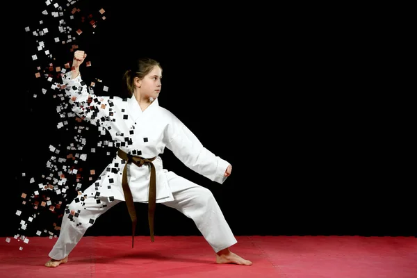 Una Niña Pequeña Kimono Blanco Durante Los Ejercicios Kata Karate — Foto de Stock