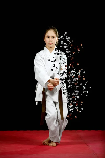 Una Niña Pequeña Kimono Blanco Durante Los Ejercicios Kata Karate — Foto de Stock