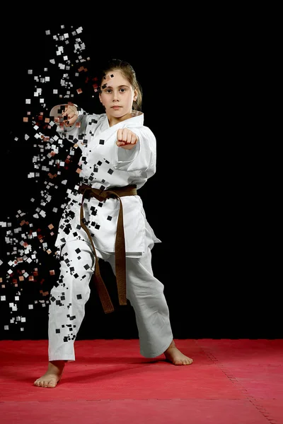 Karate Kata Egzersizleri Eğitim Sırasında Beyaz Kimono Bir Küçük Kız — Stok fotoğraf