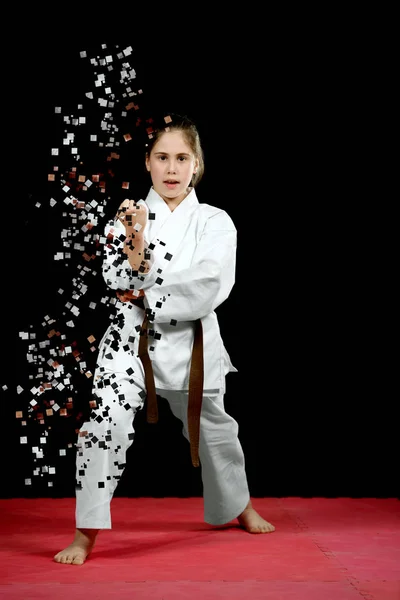 Una Niña Pequeña Kimono Blanco Durante Los Ejercicios Kata Karate — Foto de Stock