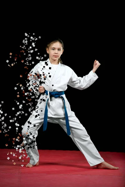 Una Niña Pequeña Kimono Blanco Durante Los Ejercicios Kata Karate — Foto de Stock