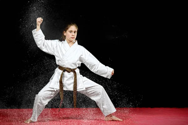 Una Niña Pequeña Kimono Blanco Durante Los Ejercicios Kata Karate — Foto de Stock