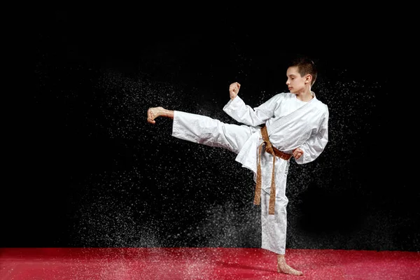 Karate Kata Egzersizleri Eğitim Sırasında Beyaz Kimono Içinde Küçük Bir — Stok fotoğraf