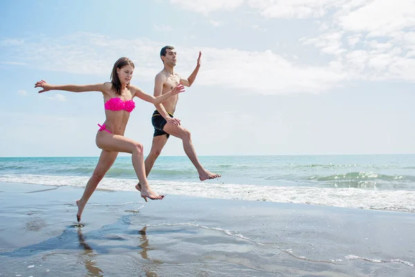Pareja Joven Divirtiéndose Juntos Mientras Corren Saltan Agua Playa — Foto de Stock