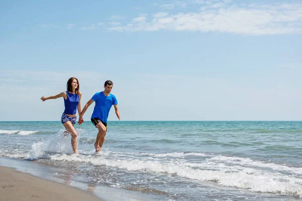 Giovane Coppia Divertirsi Insieme Durante Corsa Saltare Acqua Spiaggia — Foto Stock