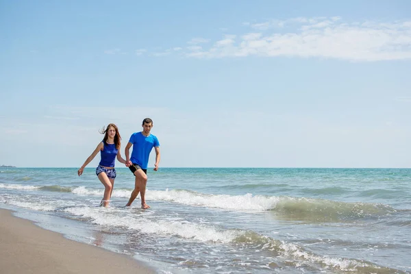 Giovane Coppia Divertirsi Insieme Durante Corsa Saltare Acqua Spiaggia — Foto Stock