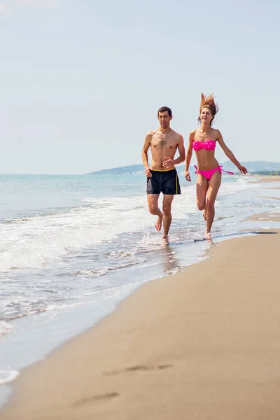 Pareja Joven Divirtiéndose Juntos Mientras Corren Saltan Agua Playa —  Fotos de Stock