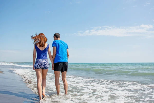 Vista Posteriore Giovani Coppie Che Camminano Insieme Lungo Spiaggia Sullo — Foto Stock