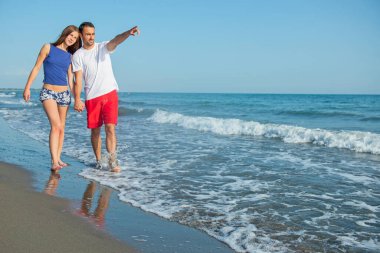 Mutlu çift sahilde birlikte eğleniyor.
