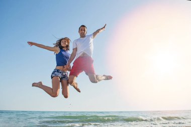 Mutlu çift sahilde birlikte eğleniyor.