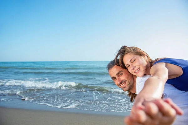 Man Dragen Vrouw Zijn Rug Het Strand — Stockfoto