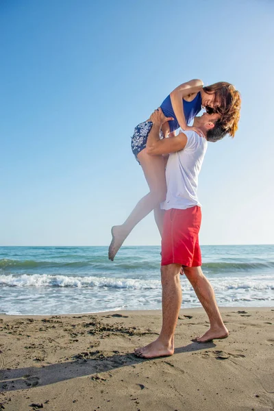 Couple Heureux Amuser Ensemble Plage — Photo