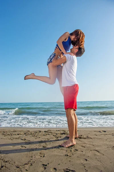 Couple Heureux Amuser Ensemble Plage — Photo