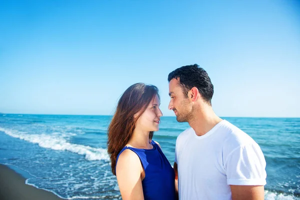 Paar Posiert Gemeinsam Auf Meeresgrund — Stockfoto