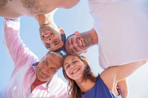 Vue Personnes Souriantes Avec Tête Penchée Sur Fond Ciel Bleu — Photo