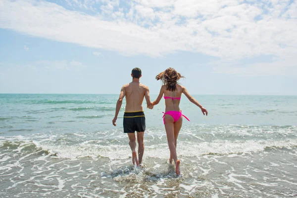 Vue Arrière Jeune Couple Marchant Ensemble Long Plage Sur Fond — Photo