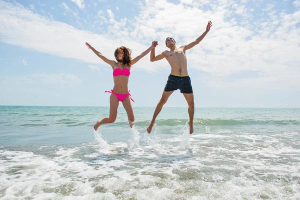 Jovem Casal Divertindo Juntos Enquanto Correndo Pulando Água Praia — Fotografia de Stock