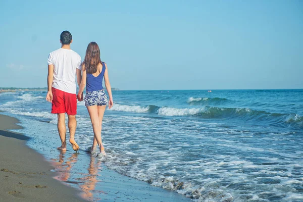 Vista Trasera Pareja Caminando Por Orilla Del Mar Durante Día — Foto de Stock