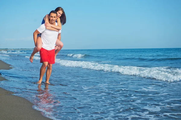 Ragazzo Portando Donna Sulla Schiena Spiaggia — Foto Stock