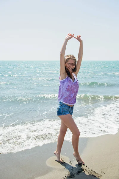Молодая Женщина Пляже Солнечный День — стоковое фото