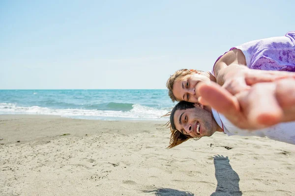 Tipo Cargando Mujer Espalda Playa —  Fotos de Stock