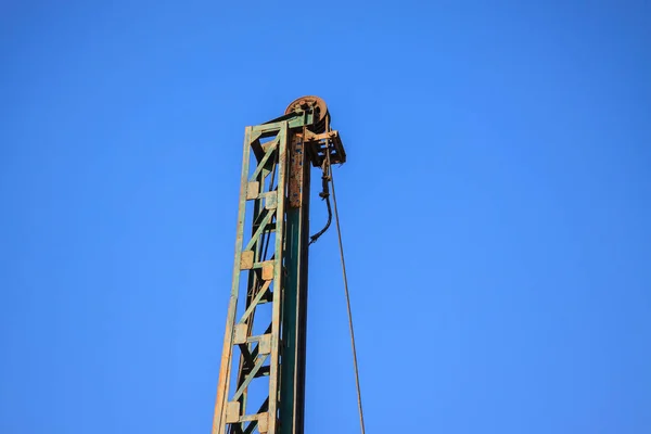 Falta de gancho de grúa, grúa de construcción y cielo azul. Constructiona y equipos de construcción.jpg — Foto de Stock