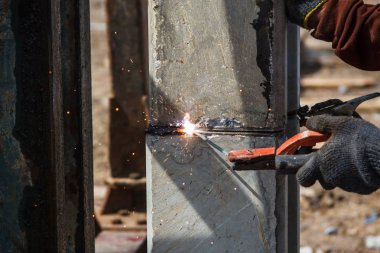  Ark metal konstrüksiyon üzerinde çalışma meşale tutan koruyucu maske el kaynak makinesi işçisi