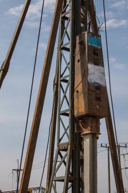 Vinç ve bina inşaat beton kazık