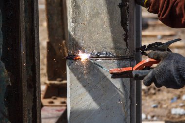  Kaynak meşale metal konstrüksiyon üzerinde çalışma