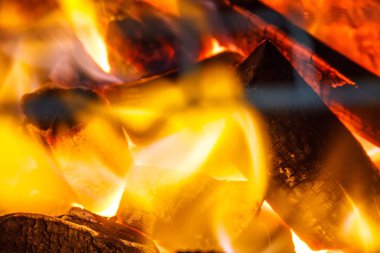  30ısı ve alev kamp ateşi. Yangın ve kömürleri