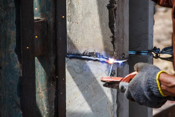  Ark metal konstrüksiyon üzerinde çalışma meşale tutan Kaynakçı işçi el