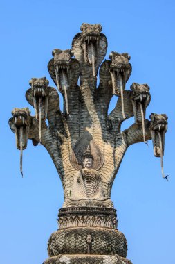  Yılanın kafasına Sala Kaeo Ku ya da Wat Khaek Nong Khai, Thailand, gölgelik altında oturan Buda'nın büyük görüntü