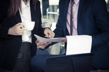 Onların iş projesi kafede birlikte planlama iş takım