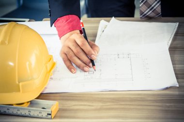 Mühendis ve mimar kafede yeni proje hakkında tartışmak