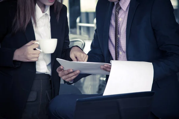 Onların iş projede birlikte kafede çalışan iş takım