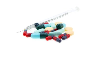 Beyaz arka plan üzerinde tehlikeli uyuşturucu şırınga