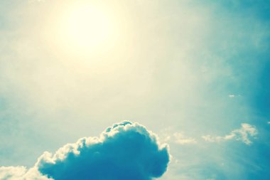 Bulutlu ve güneşli mavi gökyüzü