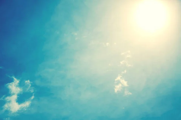 Mavi gökyüzü gün ışığı ve güneş bulutlu