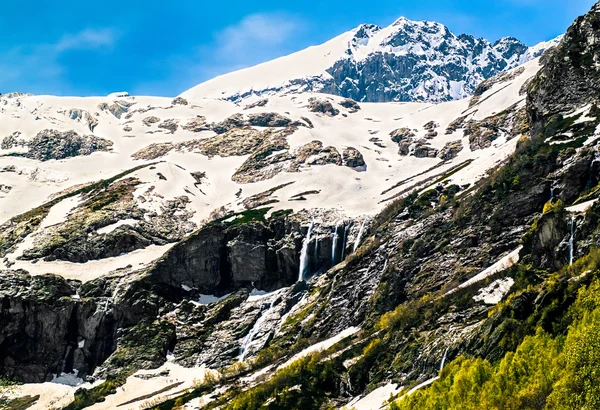 Der majestätische schneebedeckte gipfel von sofia und seine wasserfälle Stockfoto