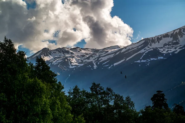 雄大な山々 の壮大な雲 — ストック写真