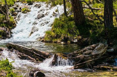 Kayaların etrafında akan dağ dere