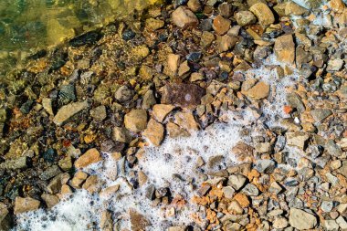 köpük Gölü içinde taşlar