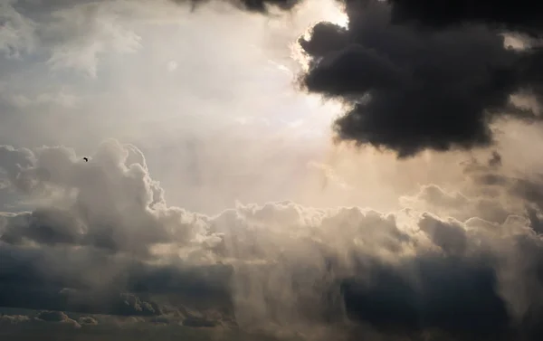 Rayos de sol entre las nubes — Foto de Stock