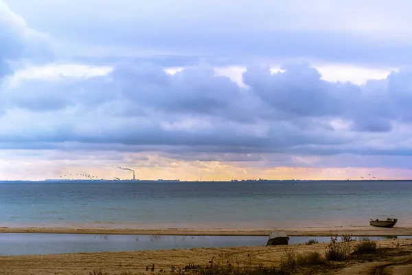 Coast of the sea, horizon line and storm clouds in the sky — Stock Photo, Image