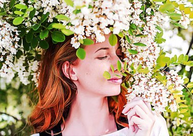 Kızıl saçlı modeli arasında çiçek akasya