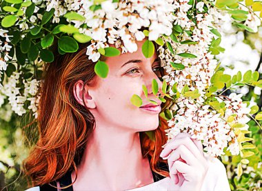 Kızıl saçlı modeli arasında çiçek akasya