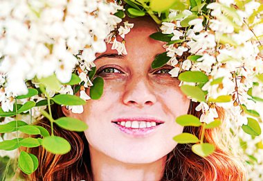 Kızıl saçlı modeli arasında çiçek akasya