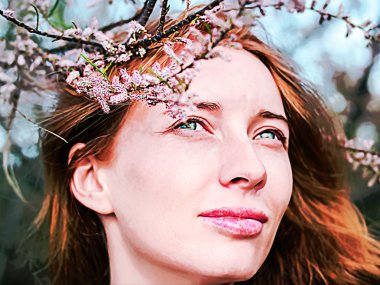 Kızıl saçlı modeli arasında çiçek akasya