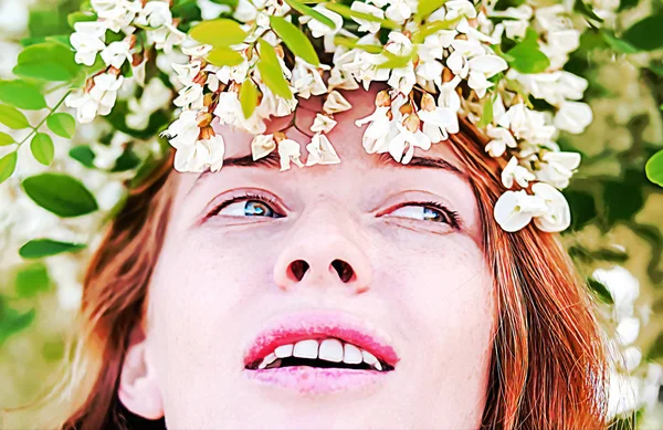 Kızıl saçlı modeli arasında çiçek akasya