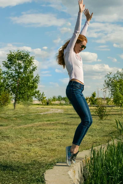 Rothaariges Modell wiegt sich auf der Brüstung — Stockfoto